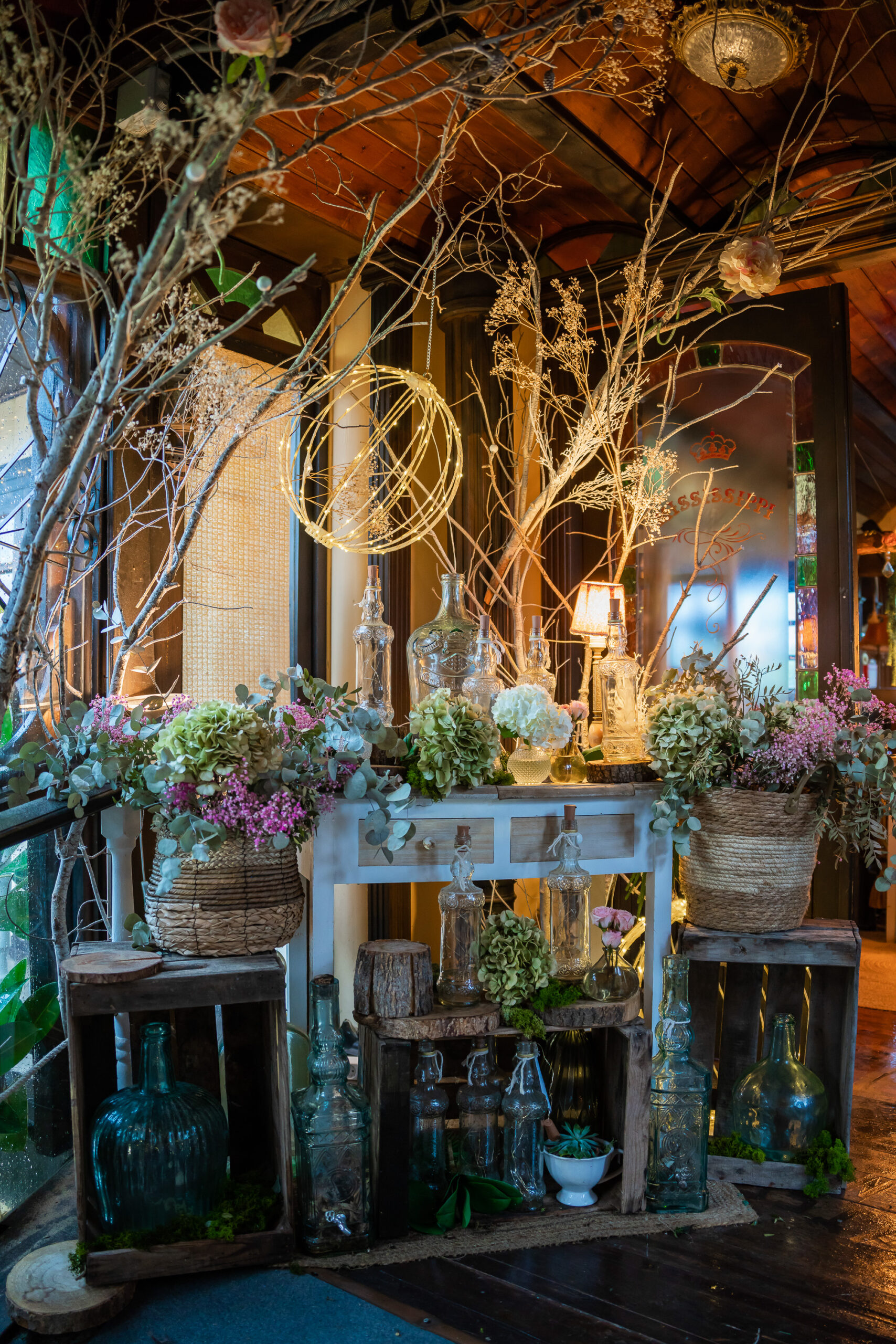 Sabemos lo que pesa coordinar proveedores, horarios y sorpresas de última hora. Por eso nos encargamos de todo: somos especialistas en organización de bodas y bodas completas de fin de semana.
