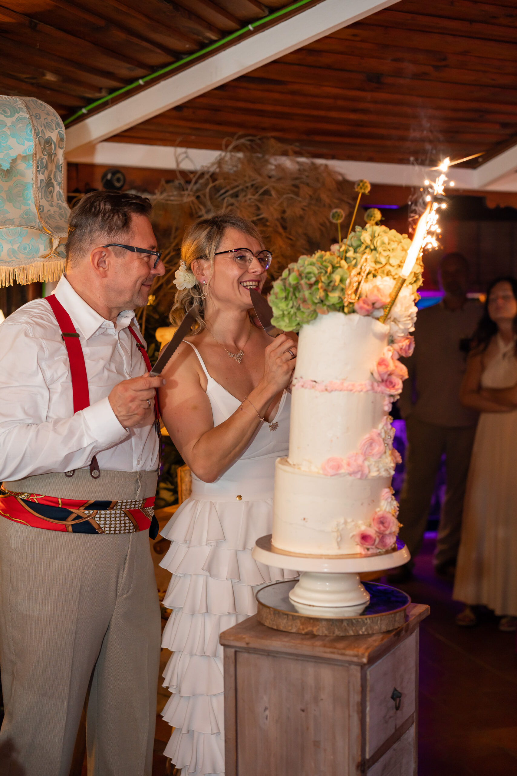 Sabemos lo que pesa coordinar proveedores, horarios y sorpresas de última hora. Por eso nos encargamos de todo: somos especialistas en organización de bodas y bodas completas de fin de semana.